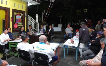 Kapolresta Malang Kota Ngobrol Santai di Poskamling, Dengarkan Curhat dan Keluhan Warga