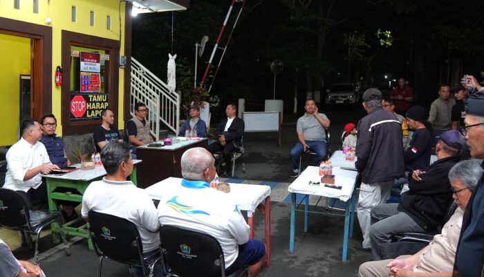 Kapolresta Malang Kota Ngobrol Santai di Poskamling, Dengarkan Curhat dan Keluhan Warga