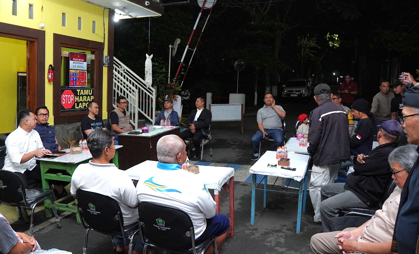 Kapolresta Malang Kota Ngobrol Santai di Poskamling, Dengarkan Curhat dan Keluhan Warga