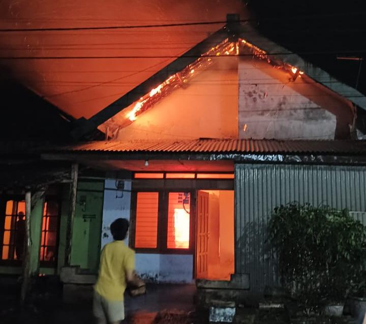 Rumah di Kalipare Ludes Terbakar Saat Ditinggal Tidur, Kerugian Ditaksir Rp400 Juta