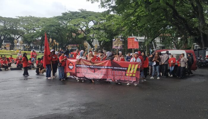 May Day 2026 di Balai Kota Malang, Massa SPBI Turun Jalan Tuntut Cabut UU Cipta Kerja