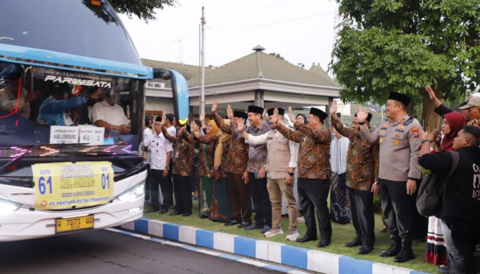 Jemaah Haji Jombang Kloter 60-61 Diberangkatkan, Diantar 12 Armada Bus