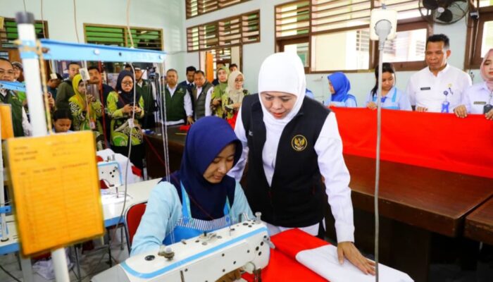 Lulusan SMK Jatim Terserap Tinggi, Khofifah: Bukti Link and Match dengan Industri Berjalan