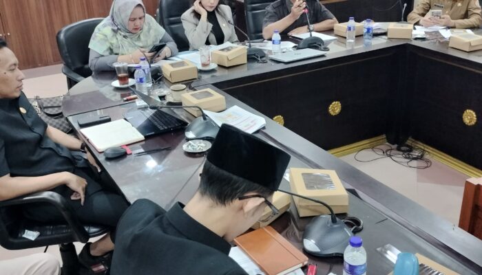 Viral, Anggota DPRD Jember Main Gim dan Merokok Saat Bahas Stunting