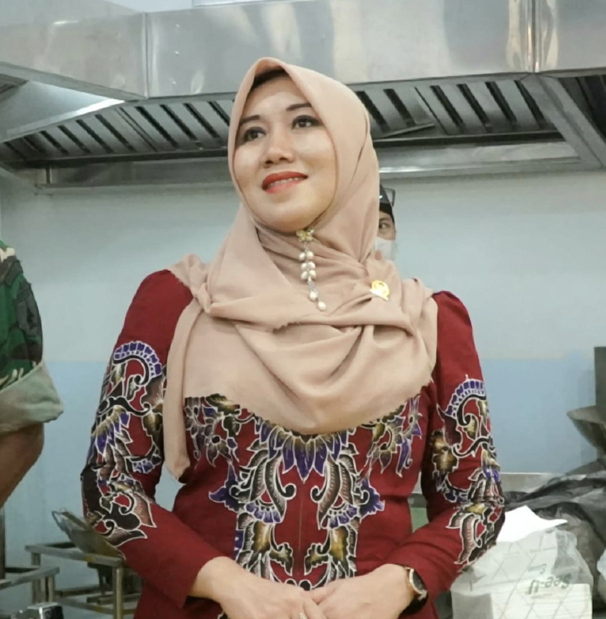 Kasus dugaan keracunan program Makan Bergizi Gratis (MBG) kembali memicu perhatian publik. Kali ini, ratusan pelajar dari 12 sekolah di Surabaya diduga mengalami keracunan usai menyantap menu MBG yang diproduksi Satuan Pelayanan Pemenuhan Gizi (SPPG) Tembok Dukuh, Kecamatan Bubutan.