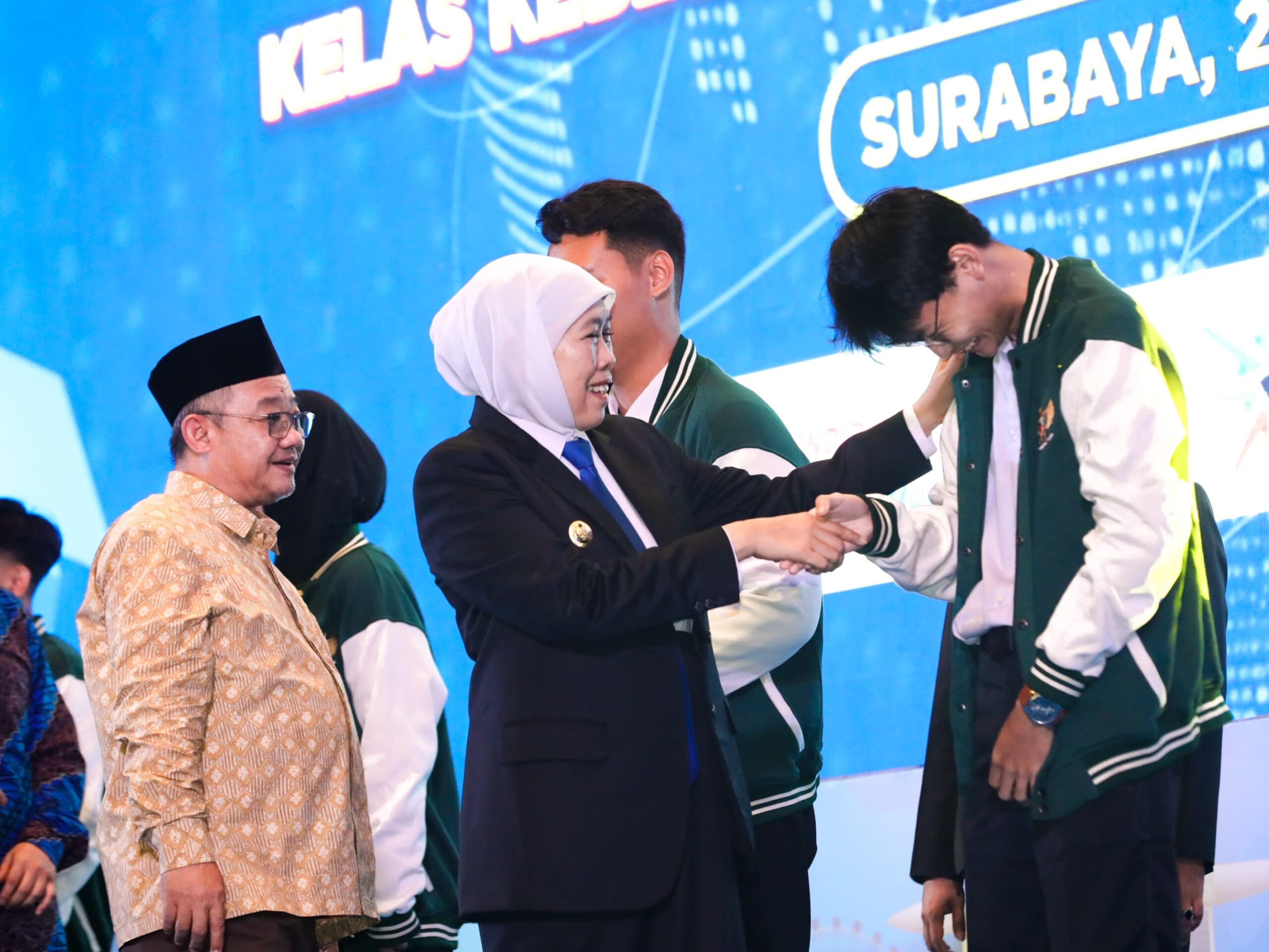 Gubernur Khofifah dan Mendikdasmen Lepas 3.600 Lulusan SMK/LKP Jawa Timur Bekerja di Luar Negeri