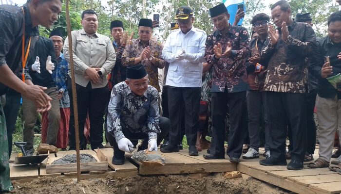 Mendikdasmen Abdul Mu’ti Letakkan Batu Pertama Pembangunan Jembatan di Sampang