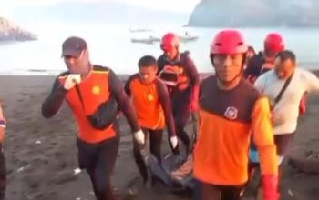 Nelayan Temukan Satu Korban Terseret Ombak Payangan Jember