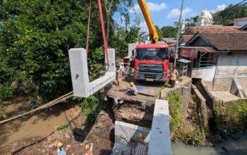 Box Culvert Jembatan Penghubung Dua Desa di Jember Dipasang