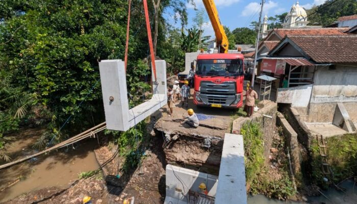 Box Culvert Jembatan Penghubung Dua Desa di Jember Dipasang