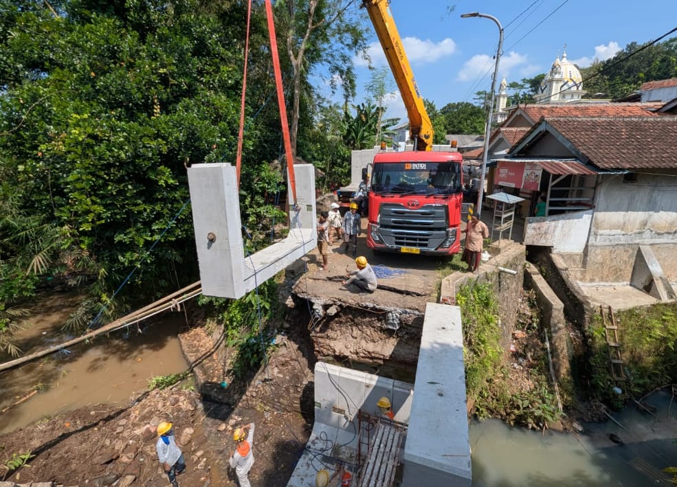 Box Culvert Jembatan Penghubung Dua Desa di Jember Dipasang