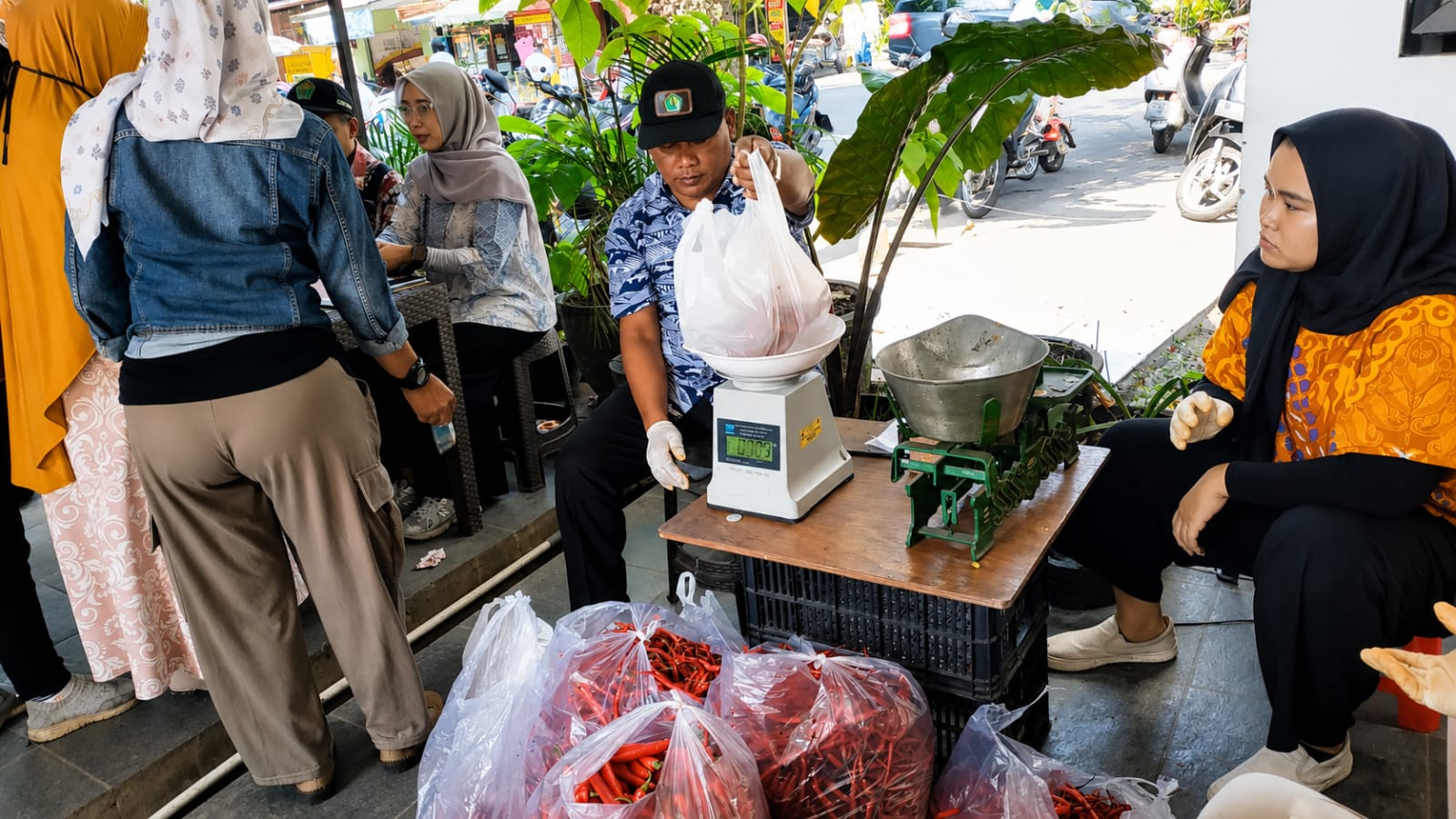 Tekan Harga, Pemkot Malang Gelontorkan 100 Kg Cabai Subsidi di Pasar Bunulrejo