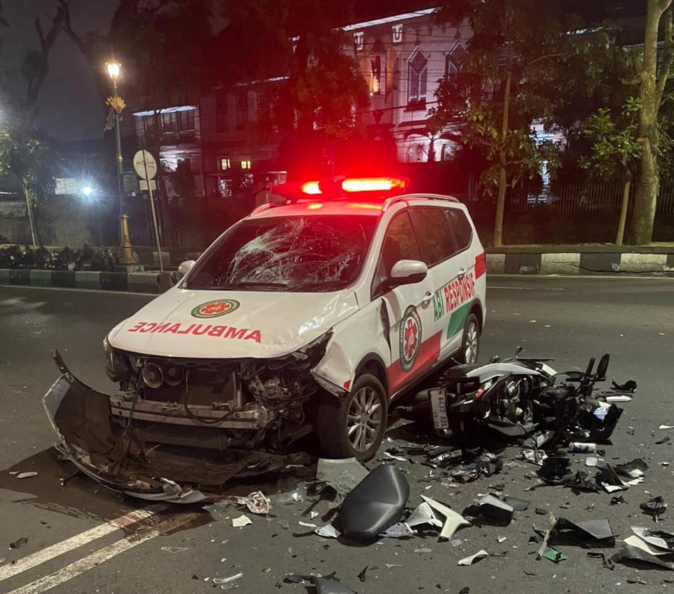 Mahasiswa Terluka Usai Terlibat Tabrakan dengan Ambulans di Depan RSSA Malang