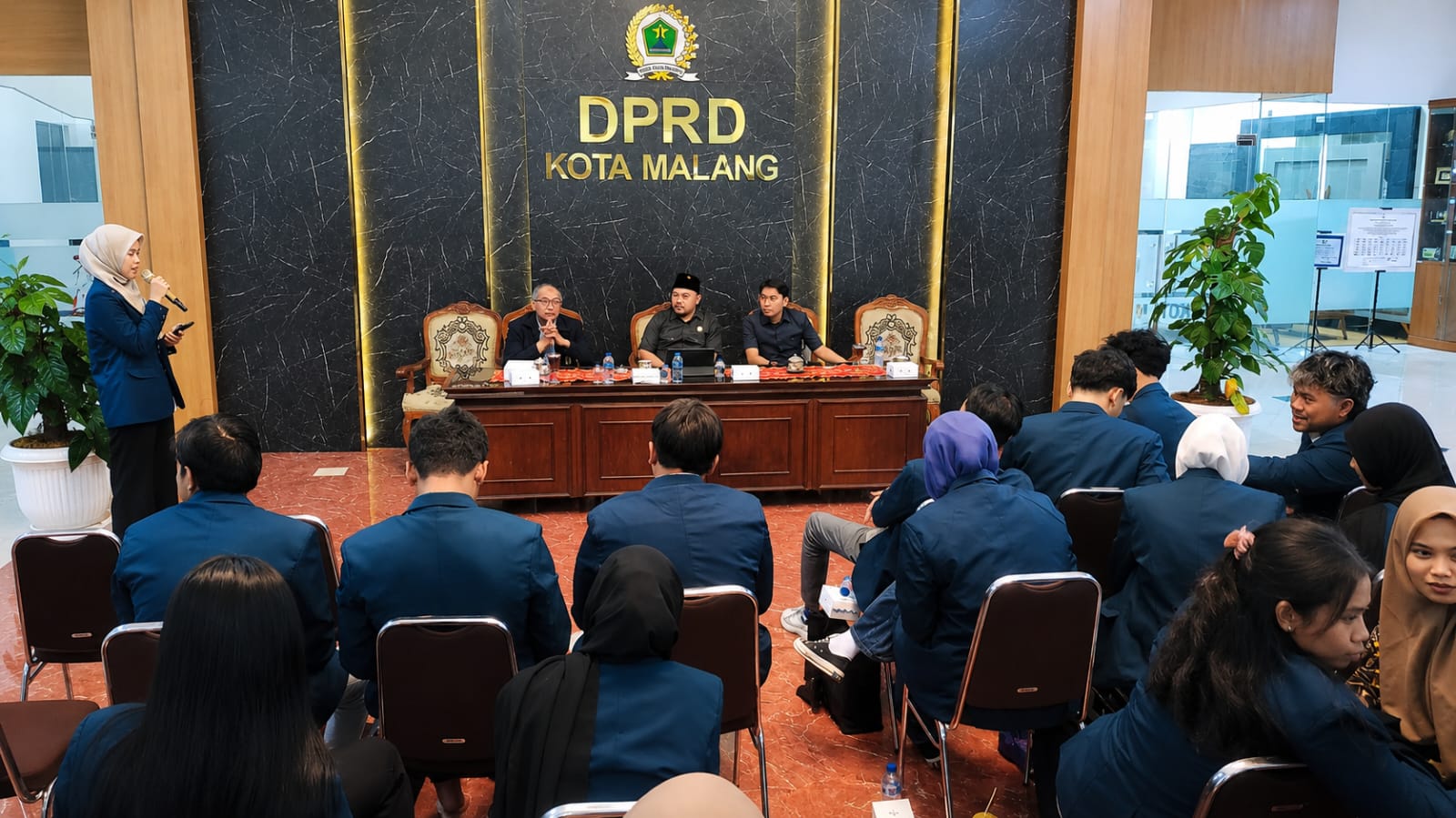 Mahasiswa FIA UB Kritisi Parkir hingga Sampah, DPRD Kota Malang Buka Ruang Dialog