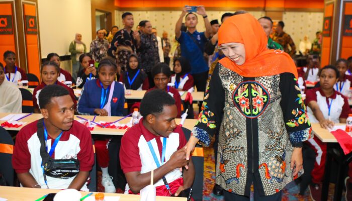 Gubernur Khofifah Bangga, Program ADEM di Jatim Cetak Generasi Papua Berprestasi dan Berkarakter
