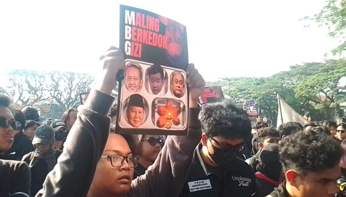 Ratusan Mahasiswa UB Gelar Aksi “Indonesia Gawat Darurat” di DPRD Kota Malang