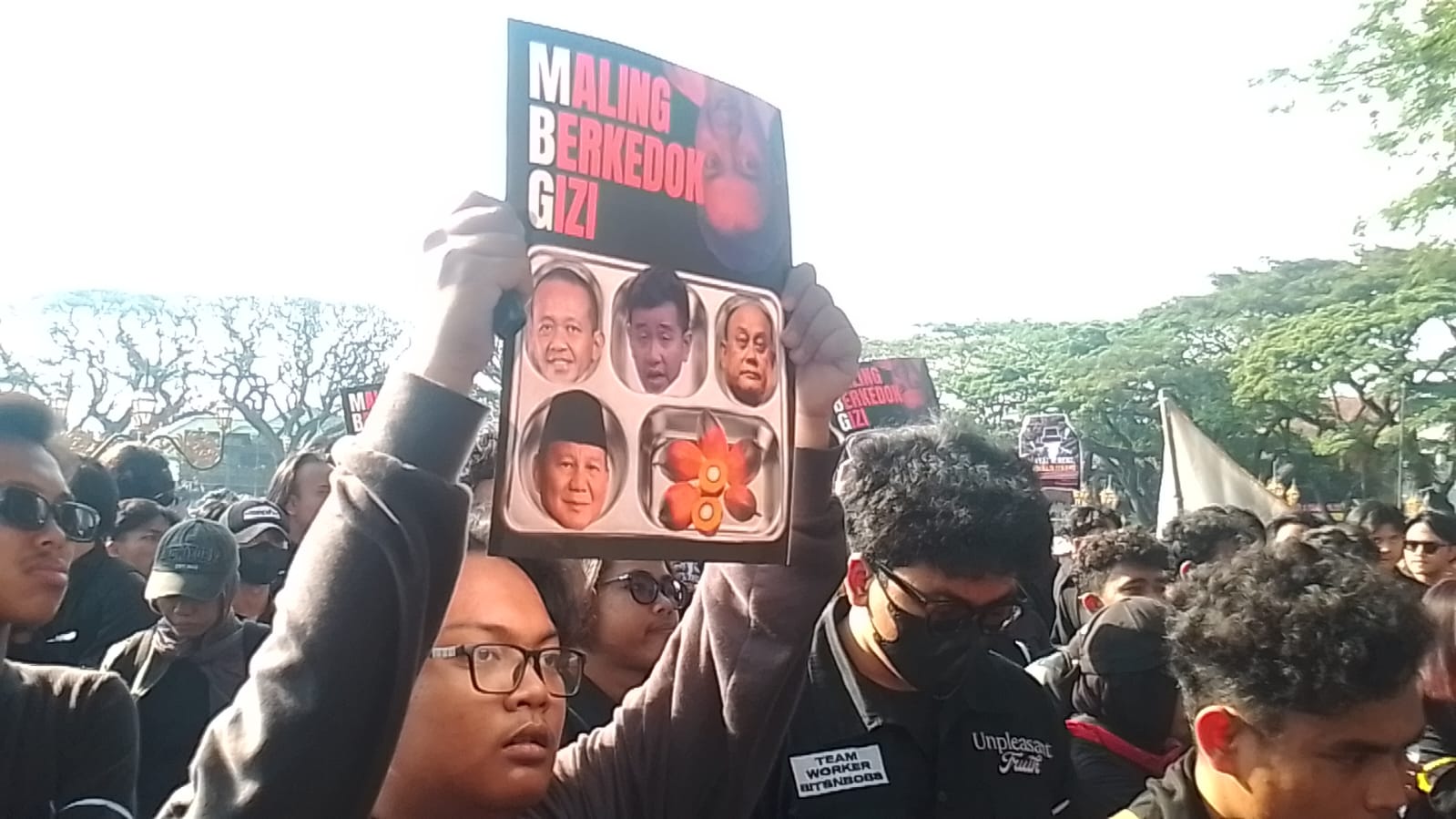 Ratusan Mahasiswa UB Gelar Aksi “Indonesia Gawat Darurat” di DPRD Kota Malang