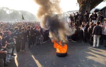 DPRD Kota Malang Tak Muncul, Mahasiswa Bakar Ban dan Ultimatum Gelombang Aksi Lebih Besar