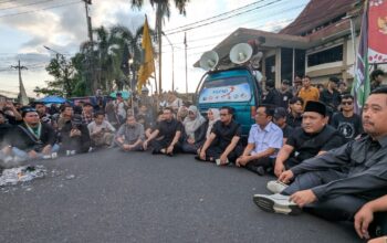 Ketua DPRD Jember Pilih Duduk Bersama Mahasiswa saat Suarakan Empat Tuntutan