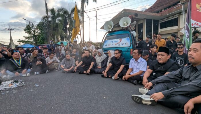 Ketua DPRD Jember Pilih Duduk Bersama Mahasiswa saat Suarakan Empat Tuntutan