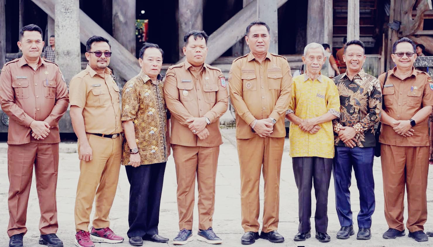 Disambut Prosesi Adat di Bawomataluo, Wabup Mentawai Dikenakan Pakaian Khas Nias Selatan