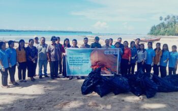 Sambut Hari Penyu Sedunia, Yayasan Penyu Indonesia Bersihkan Pantai Lagundri dan Sekitarnya