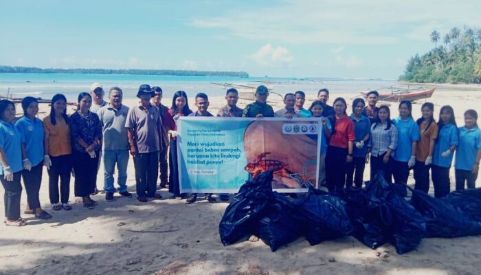 Sambut Hari Penyu Sedunia, Yayasan Penyu Indonesia Bersihkan Pantai Lagundri dan Sekitarnya