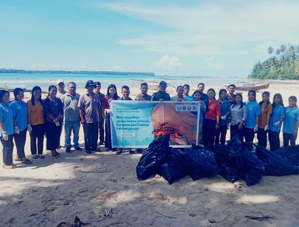 Sambut Hari Penyu Sedunia, Yayasan Penyu Indonesia Bersihkan Pantai Lagundri dan Sekitarnya