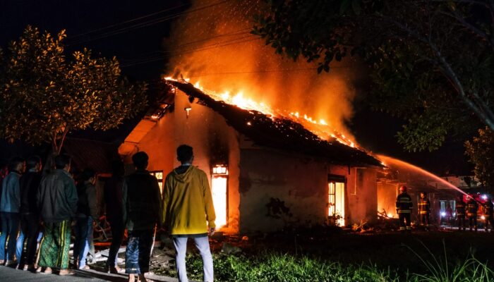 Kobaran Api Hanguskan Rumah Warga di Wajak, Kerugian Ditaksir Capai Rp300 Juta