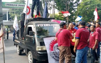 Ribuan Buruh PT SGS Jombang Terancam PHK, Massa Geruduk Kantor Pemkab