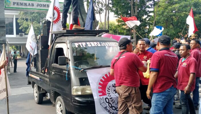 Ribuan Buruh PT SGS Jombang Terancam PHK, Massa Geruduk Kantor Pemkab
