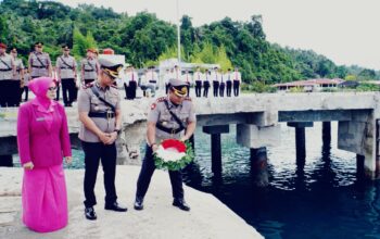 Sambut HUT Bhayangkara, Polres Nisel Gelar Upacara dan Tabur Bunga