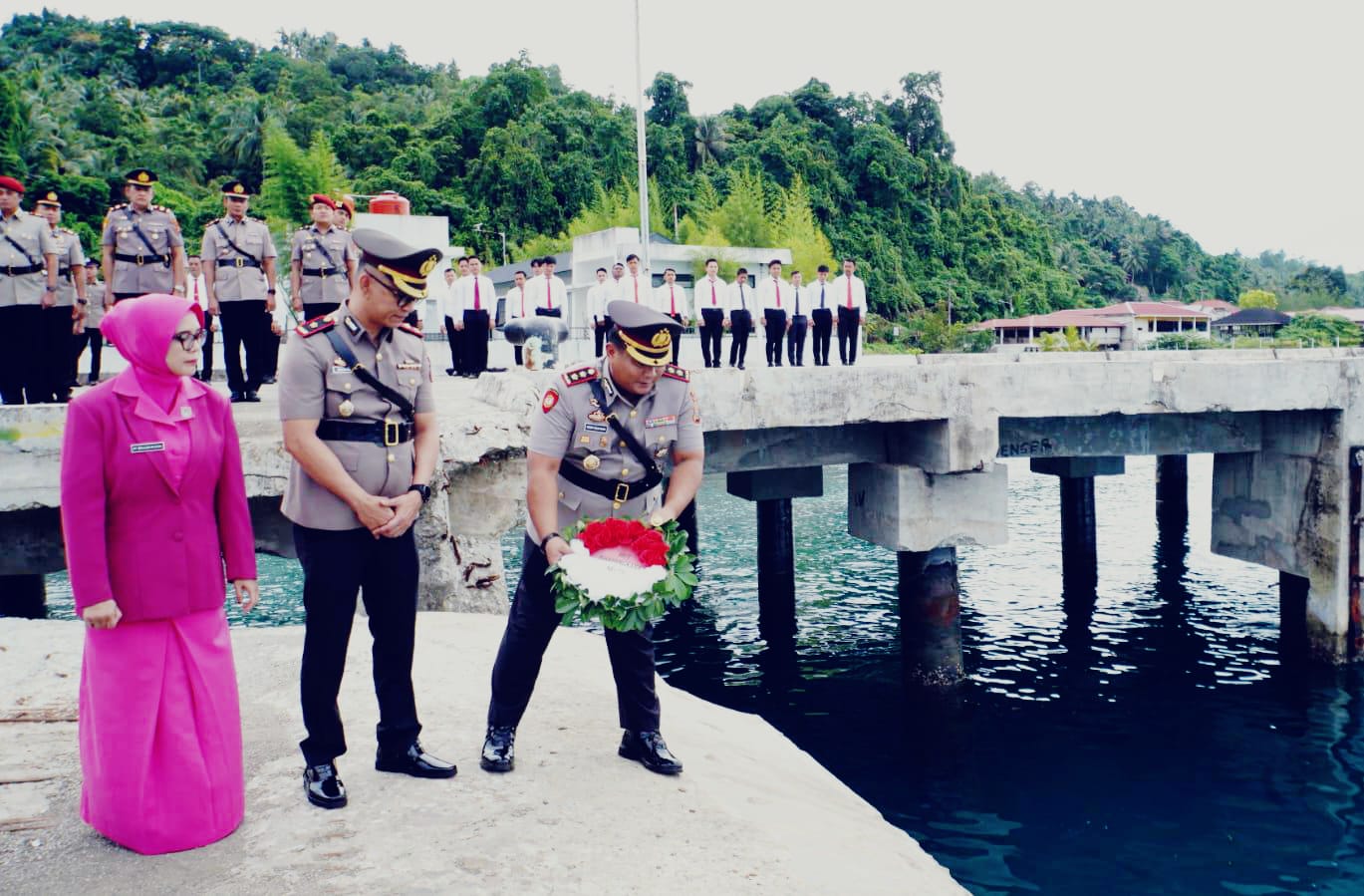 Sambut HUT Bhayangkara, Polres Nisel Gelar Upacara dan Tabur Bunga