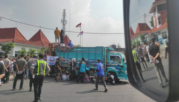 Puluhan Sopir Truk Unjuk Rasa di Jombang, Soroti Dugaan Pungli Oknum Polisi dan Fasilitas Rest Area