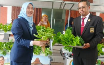 Wakil Ketua DPRD Provinsi Jatim Apresiasi Ide Setwan Menanam Sayuran Hidroponik di Lingkungan Gedung Megah