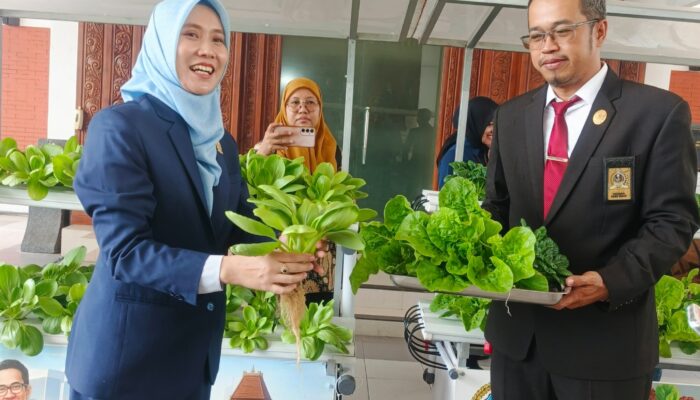 Wakil Ketua DPRD Provinsi Jatim Apresiasi Ide Setwan Menanam Sayuran Hidroponik di Lingkungan Gedung Megah