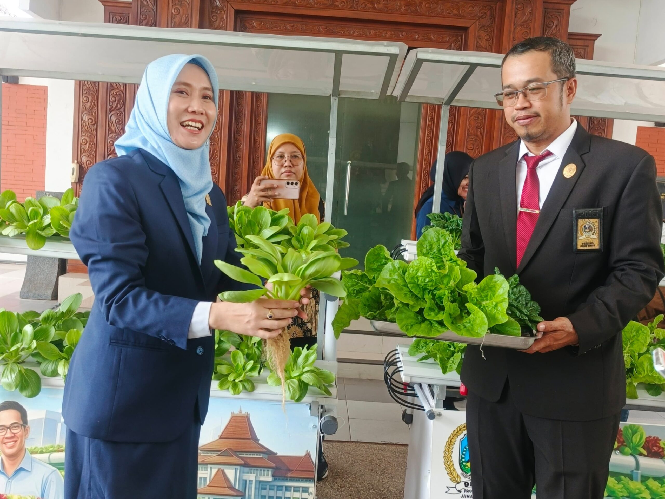Wakil Ketua DPRD Provinsi Jatim Apresiasi Ide Setwan Menanam Sayuran Hidroponik di Lingkungan Gedung Megah