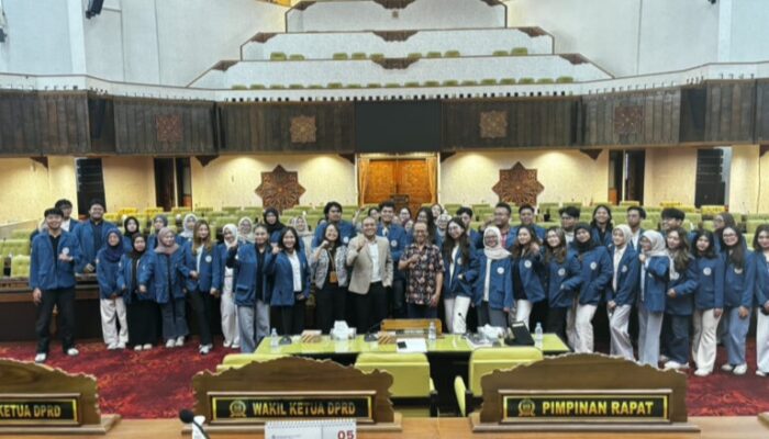 Ditemui Puguh, Mahasiswa FISIP Unair Soroti Disabilitas hingga Pengangguran dalam Kunjungan ke DPRD Jatim