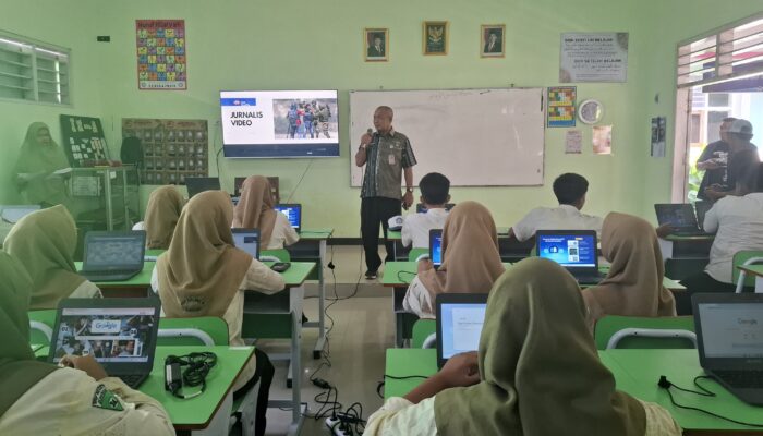 Cetak Jurnalis Muda, IJTI Jombang Latih Siswa SMPN 4 Jombang Jadi Reporter