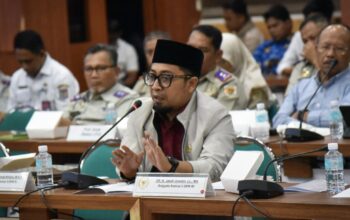 Bertahun-tahun setelah diberi kekhususan oleh negara, Aceh masih menghadapi persoalan mendasar dalam urusan pertanahan. Ribuan hektare tanah eks-Hak Guna Usaha (HGU) di sejumlah wilayah belum jelas statusnya dan tidak produktif, sementara Badan Pertanahan Aceh yang diamanatkan Undang-Undang Pemerintahan Aceh tak kunjung terbentuk.
