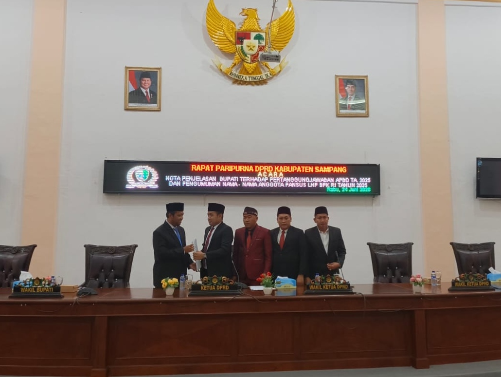 Eksekutif dan Legislatif Kabupaten Sampang Bahas Nota Penjelasan Raperda Dalam Paripurna