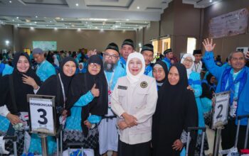 Gubernur Khofifah Bersama Menteri Haji dan Umrah Sambut Kepulangan Jamaah Haji Kloter Terakhir Debarkasi Surabaya
