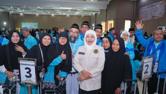 Gubernur Khofifah Bersama Menteri Haji dan Umrah Sambut Kepulangan Jamaah Haji Kloter Terakhir Debarkasi Surabaya