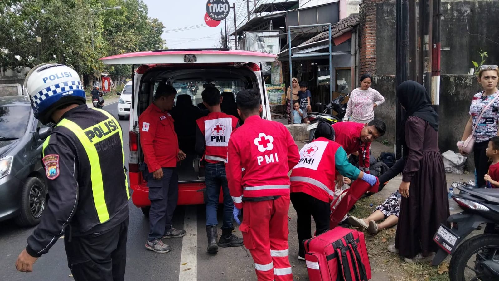 Tabrakan Adu Banteng Dua Sepeda Motor di Pakisaji, Tiga Korban Dilarikan ke RSUD Kanjuruhan