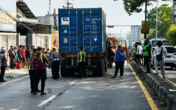 Truk Kontainer Gilas Antrean Motor di Pandaan, Empat Korban Tak Tertolong