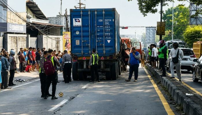 Truk Kontainer Gilas Antrean Motor di Pandaan, Empat Korban Tak Tertolong