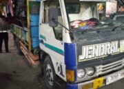 Pengendara Honda PCX Tewas Usai Hantam Belakang Truk