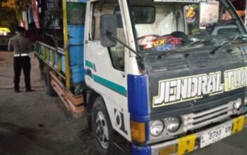 Pengendara Honda PCX Tewas Usai Hantam Belakang Truk