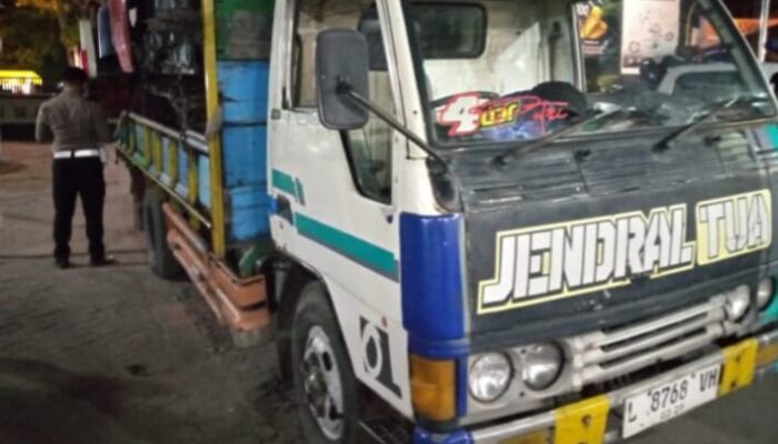 Pengendara Honda PCX Tewas Usai Hantam Belakang Truk
