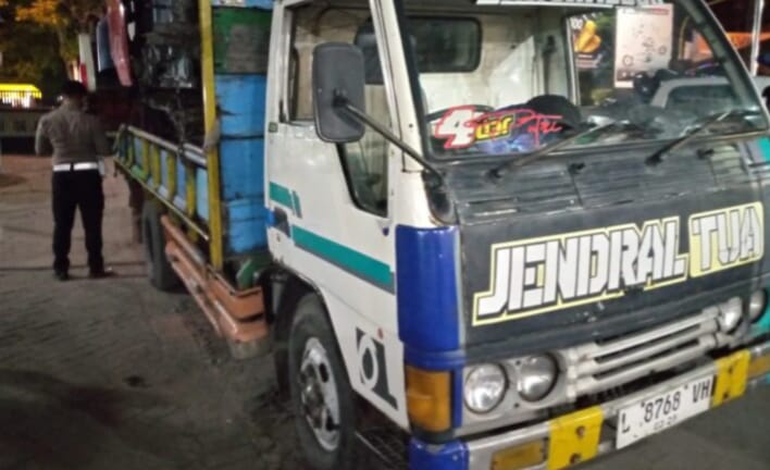 Pengendara Honda PCX Tewas Usai Hantam Belakang Truk